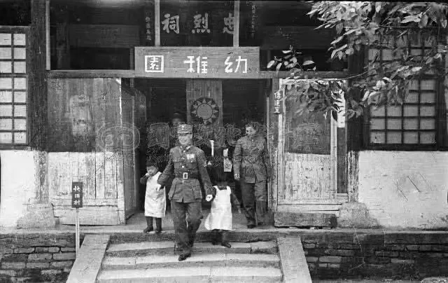 1940年，第五軍駐廣西全縣，軍長杜聿明手牽雙胞兒子。中央社記者陳西玲攝