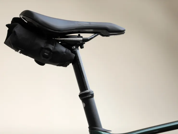 長28cm X 寬23cm的箭袋包，折疊收納在座墊下面看起來其實並不會讓人感覺到臃腫。一個字“帥”！