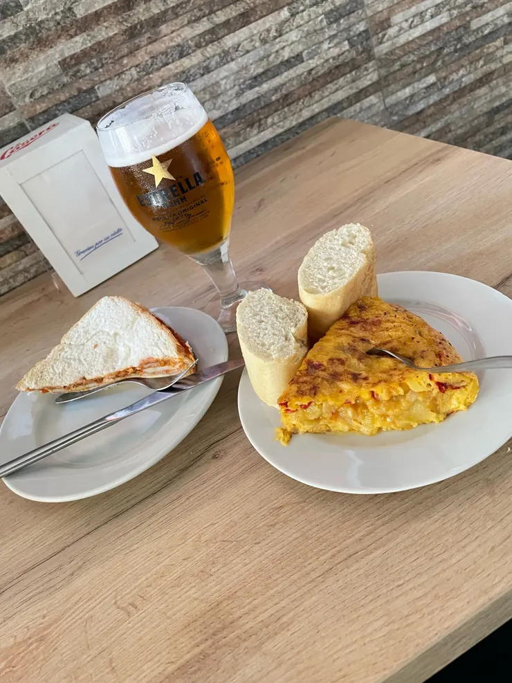 tortilla de patatas (西班牙烘蛋) 是我後來超愛的一道西班牙家常料理，每個地區做法略有不同，但都很好吃