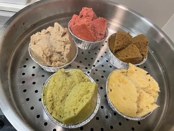 我還以為紫薯發糕會變成亮麗的紫色，難免有點失望呢！（作者拍攝）