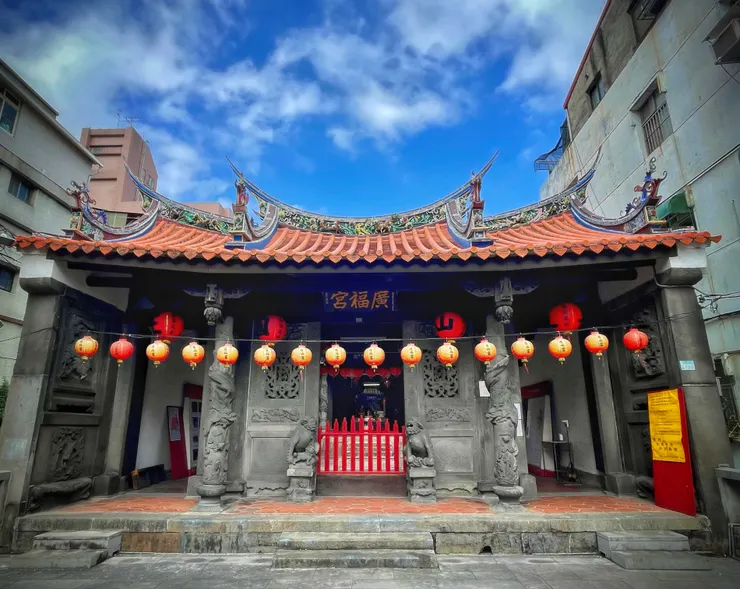 國定古蹟廣福宮建於1780年,由落腳新莊的廣東客家移民興建,也稱三山國王廟。後因閩客械鬥,人數較少的客家人遷徙至桃竹苗,使客家人精神信仰中心廣福宮香火不算鼎盛,也得以維持廟宇應有的古樸樣貌。