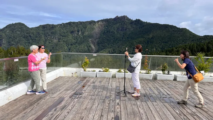 阿里山賓館頂樓觀景台,遠處是大塔山與眠月線隧道。