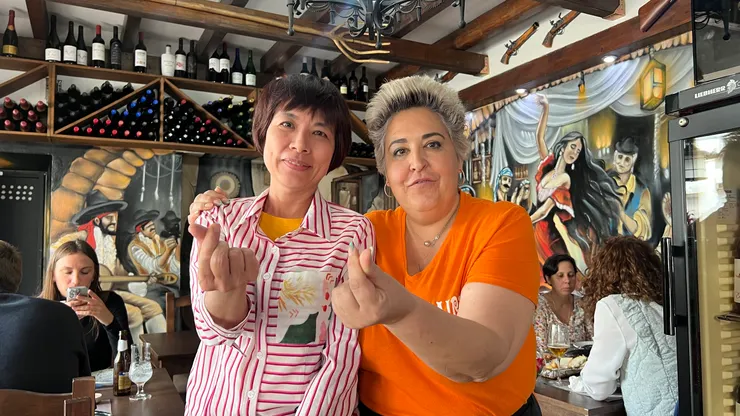 老娘對愛心手勢很好奇