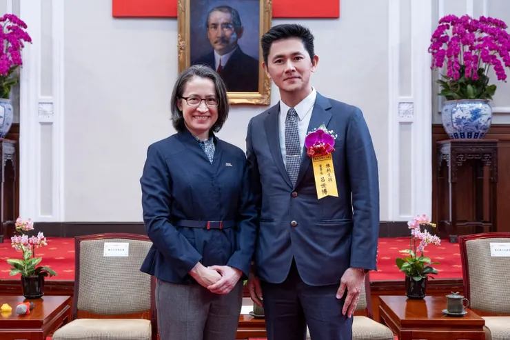 ▲副總統蕭美琴(左)與婕樂纖創辦人呂世博(右)合影。(圖／婕樂纖提供)