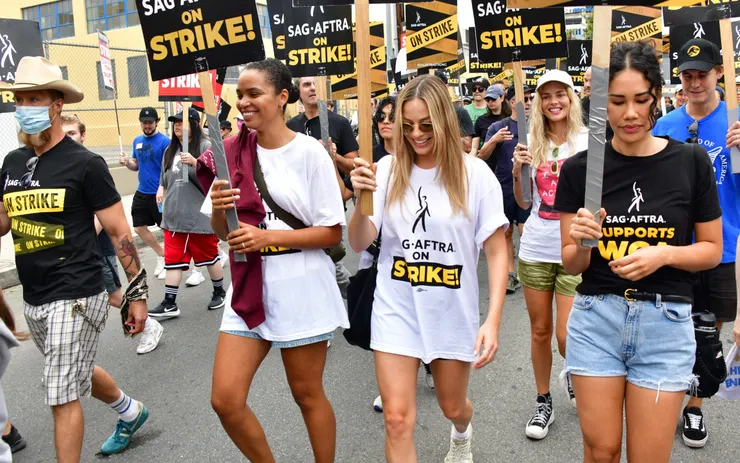 西方的罷工充滿活力與歡笑,看看誰也在裡面