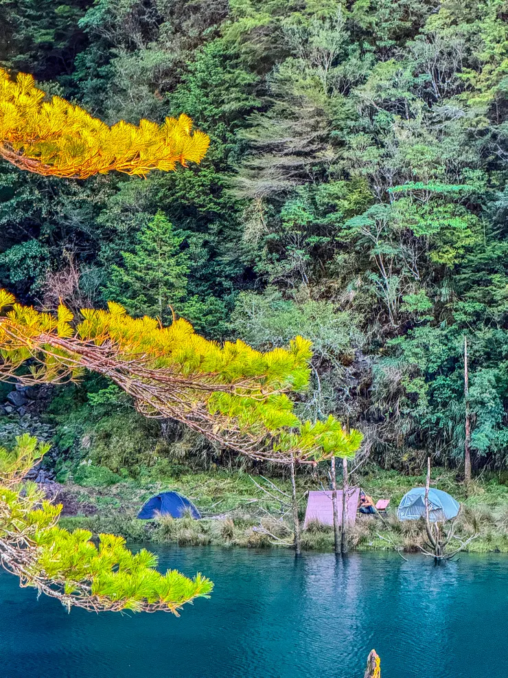 對面的腹地較小,遠離人群的兩帳。