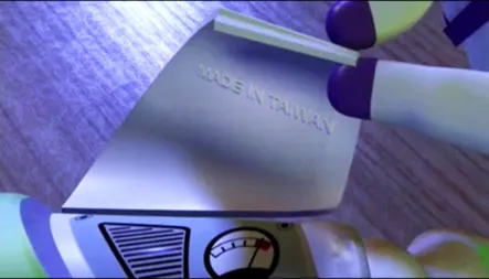 ▲《玩具總動員》第一集的巴斯光年,手臂上就印著 Made in Taiwan。攝影:《玩具總動員》劇照