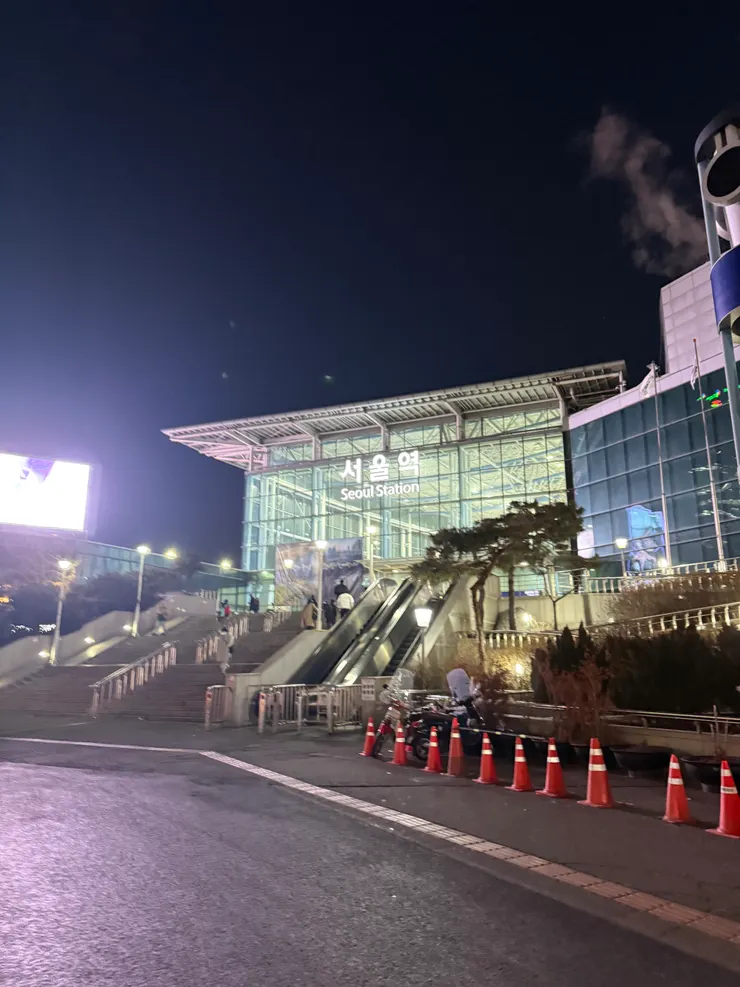 搭乘公車或計程車通常會從這個入口進入車站，地鐵則是下車後沿著指標直接進入站內