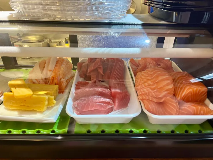 櫃檯的生魚片