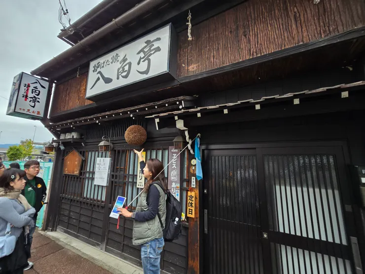 賣酒的商店前掛的杉玉