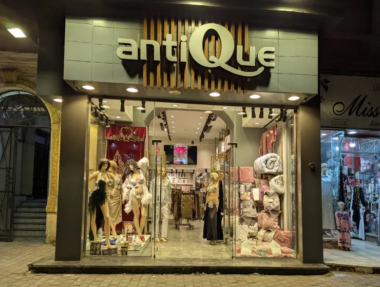 位於熱鬧商店街區大馬路邊的內睡衣店