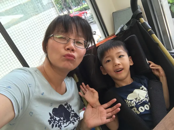 還沒有手足時就靠媽媽浮誇系照顧法一樣能養出陽光男孩。〔2017〕