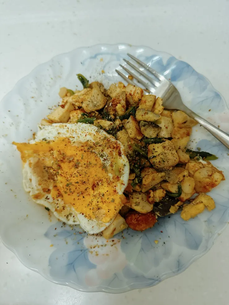 荷包蛋+杏鮑菇炒蛋炒A菜+辣粉+五香粉+巴西利法