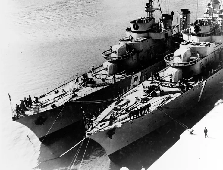 塔爾圖號和沃克蘭號於1935年左右停靠在蒙特卡洛