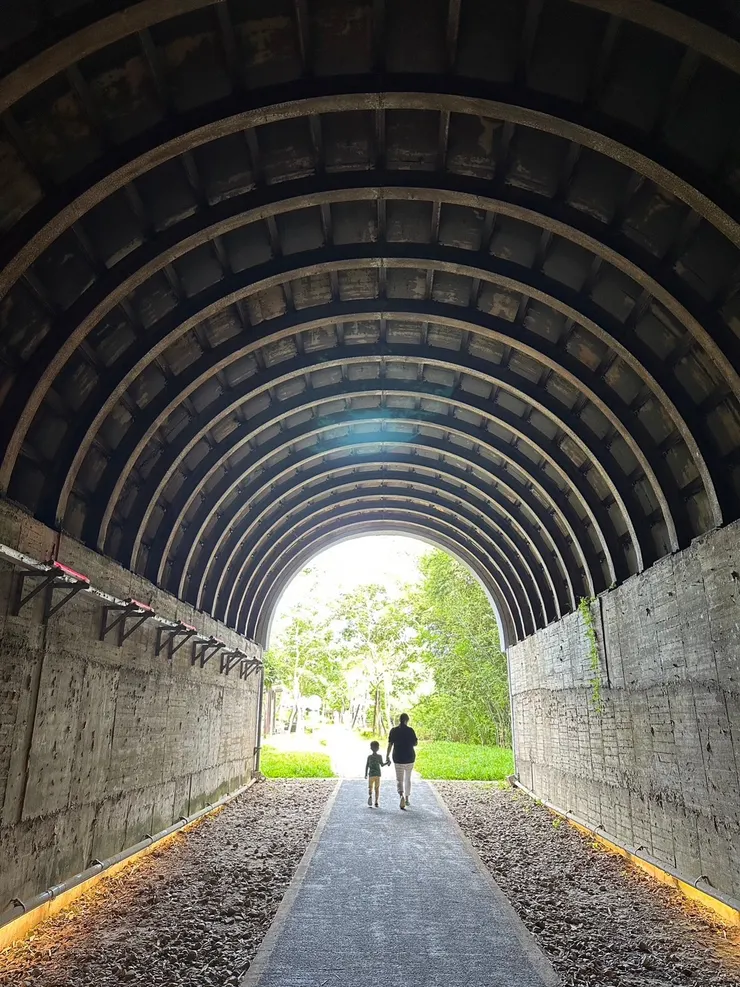 一早前來的優點就是不會人擠人，我們可以牽手好好散步。