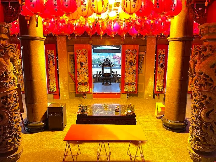 大殿內龍柱及莊嚴門神（圖片截圖於網路）