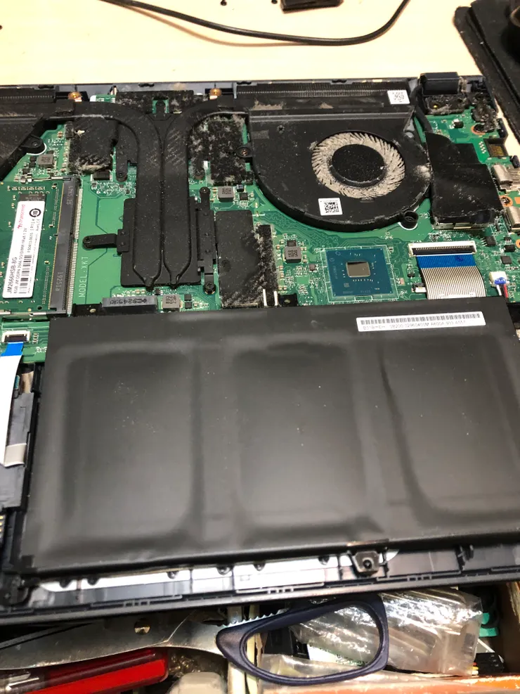 仔細看，三顆電芯膨脹兩顆，這電池差不多了。