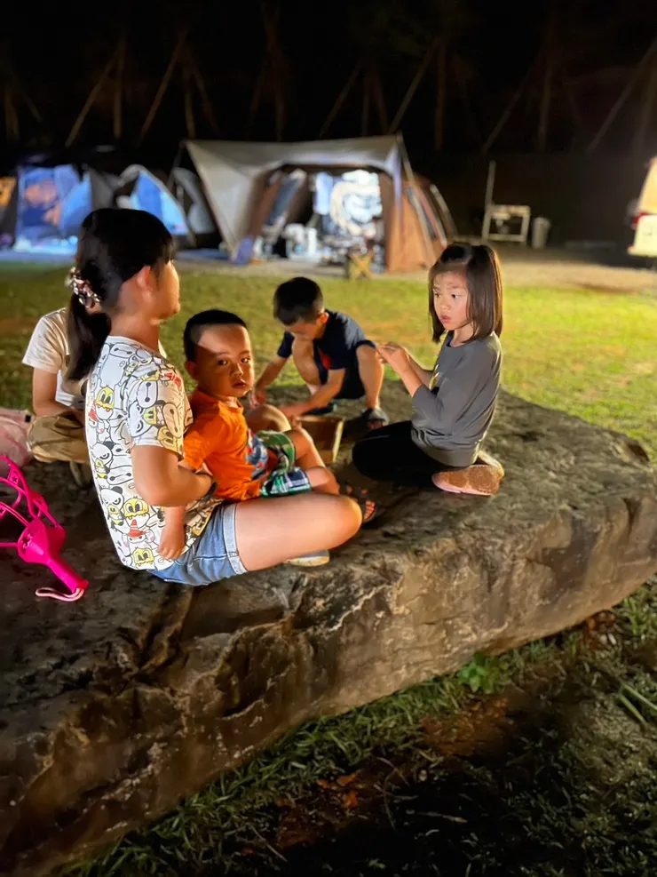 營地中間有個大石頭可以坐