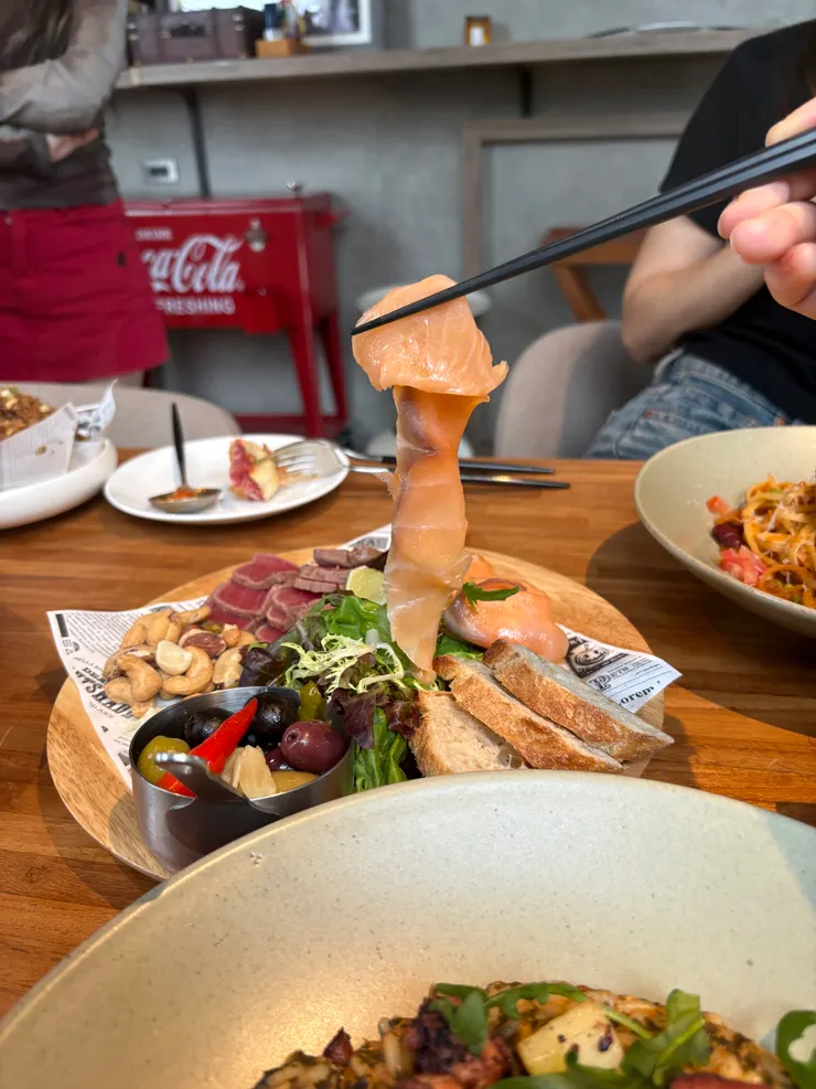 看看那鮮嫩的燻鮭魚~