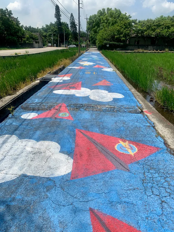 延著這條彩繪大道盡頭 就是今日要拜訪的海灣繪本館