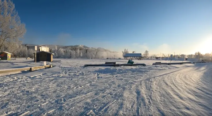 冰凍的育空河畔