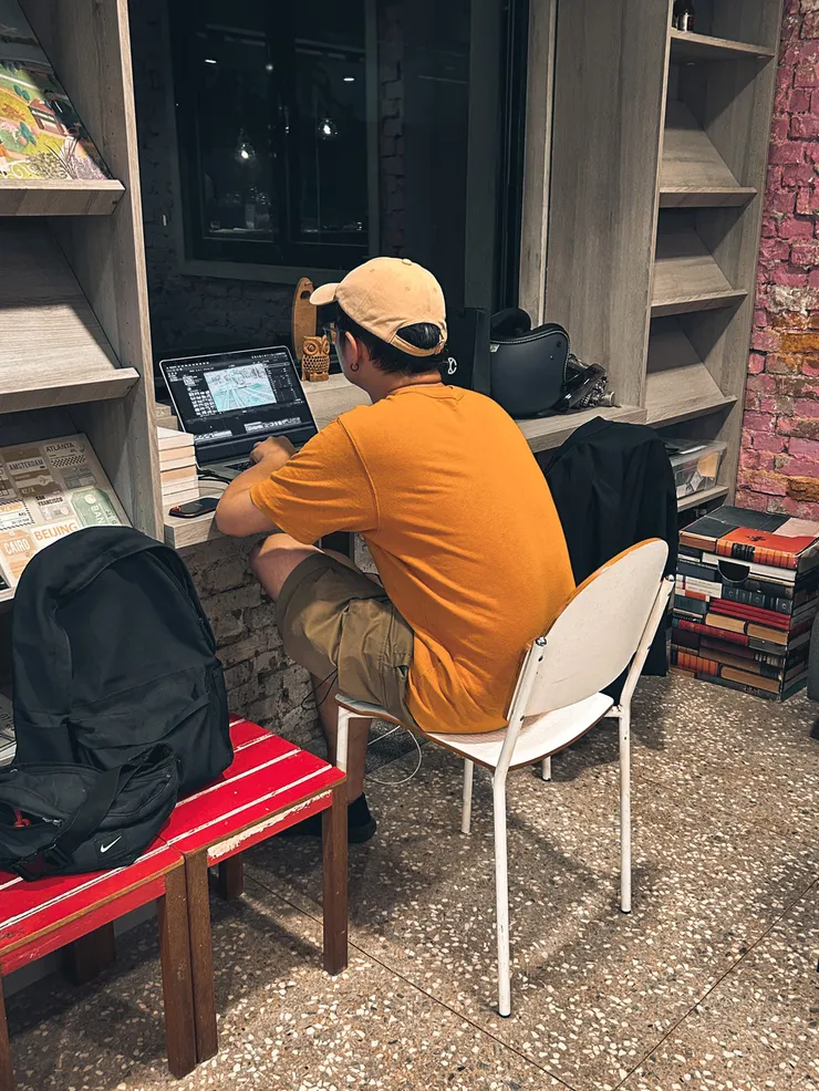 其中一位同學即使來團練也不忘工作