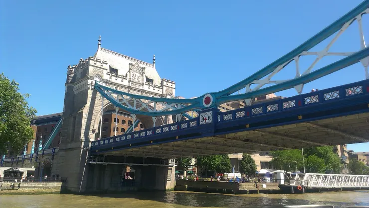 沿途經過倫敦塔橋