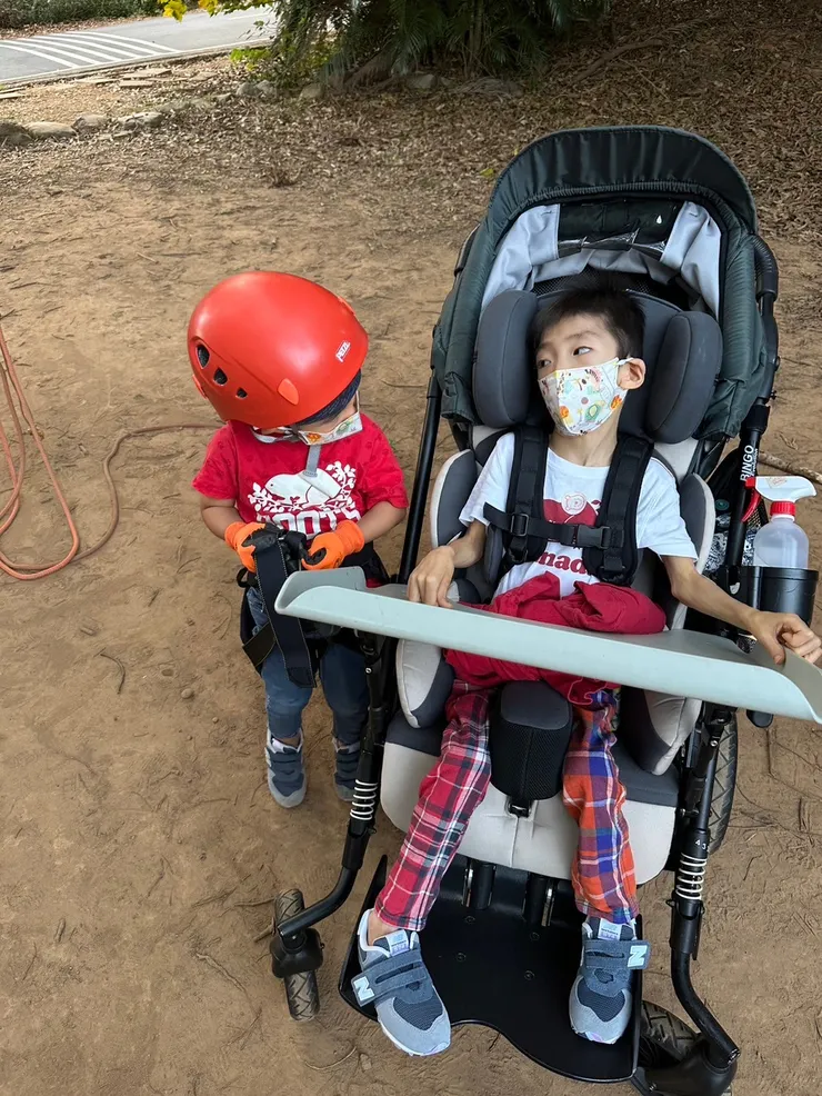 謝謝哥哥陪我來玩~環境友善共融可以讓每個人不被拒絕。