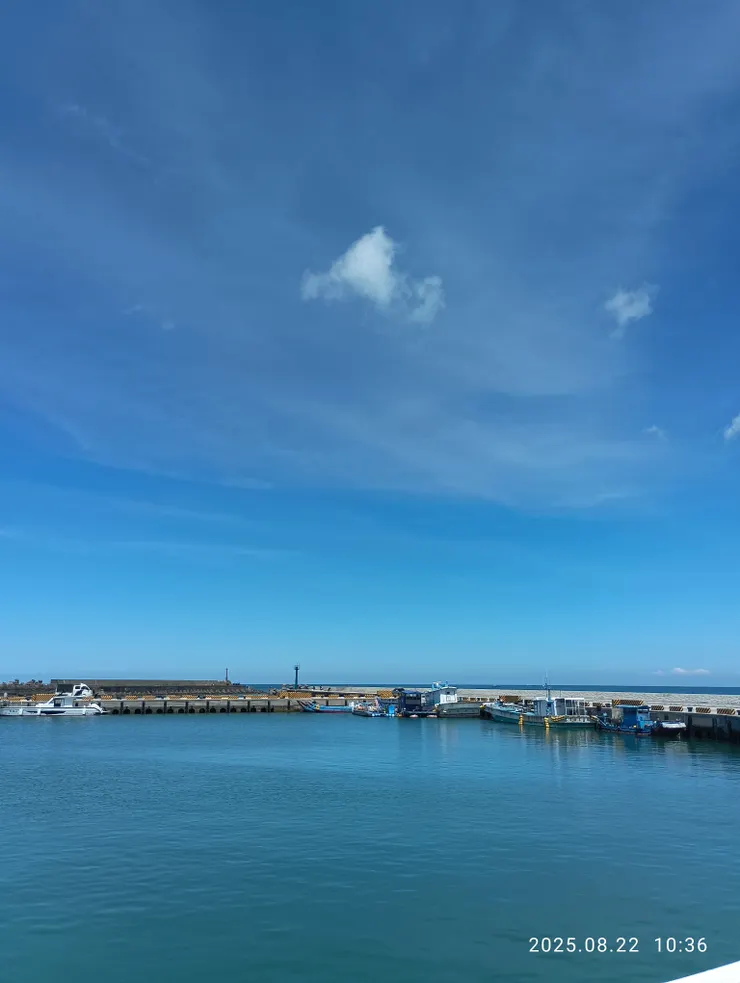 天青映海藍欲滴，自拍攝