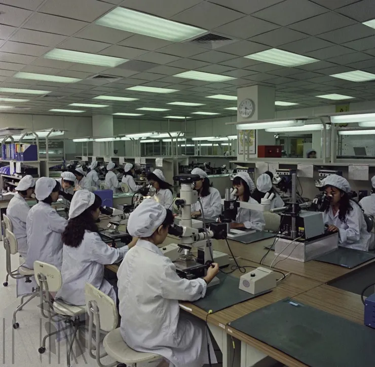 圖14 晶圓廠封裝測試技術員正在操作顯微鏡。檔號：A325000000E/0061/0104/1