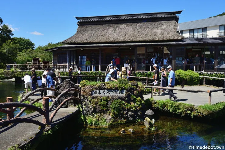 和山中湖同為相模川源頭的忍野八海以富士山的湧泉聞名，形成以湧泉池為中心的觀光商圈