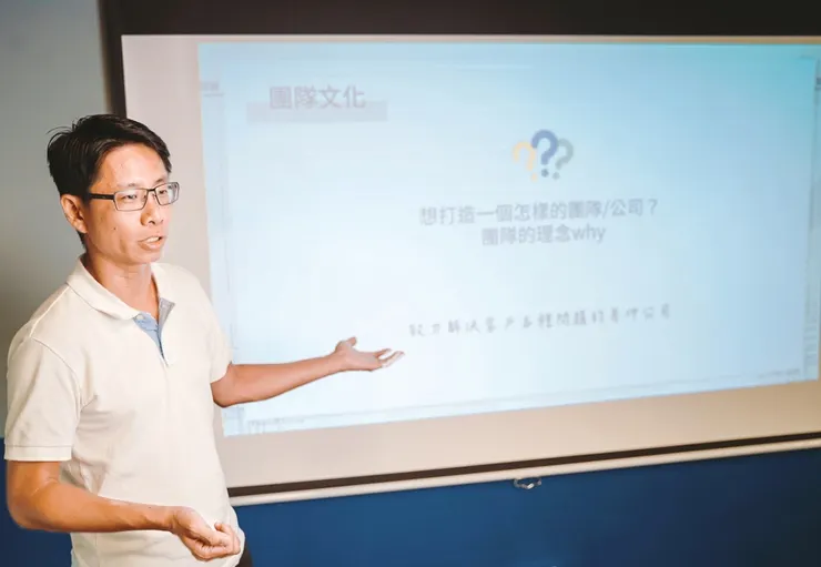 周士煒協助同事找到工作目標與熱情，而不是被動式的來上班打卡。圖/齊家不動產提供