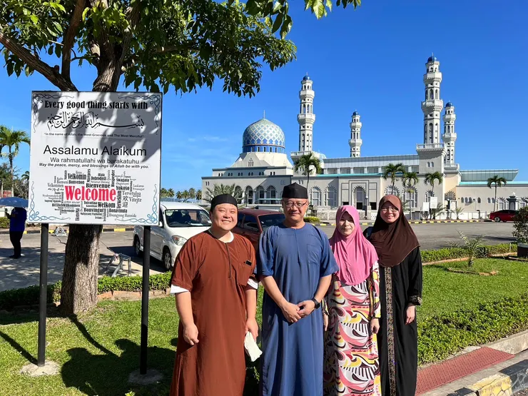 ▲入內參觀必需穿上傳統穆斯林服飾