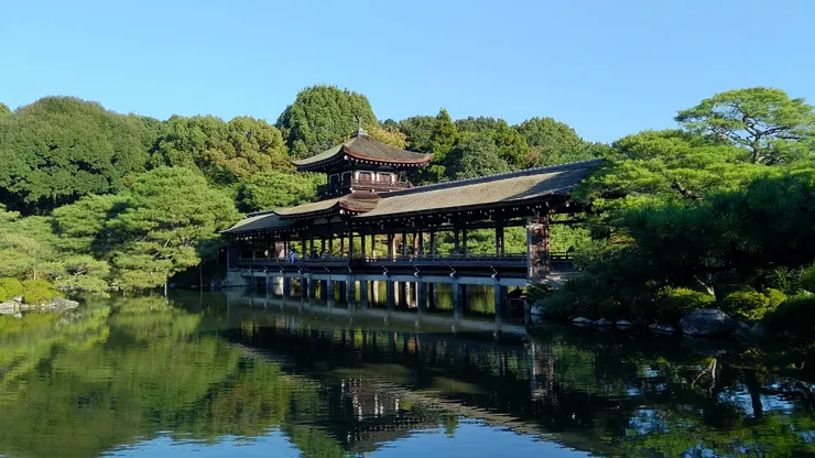 平安神宮的神苑是一定不能錯過之處(圖為泰平閣)