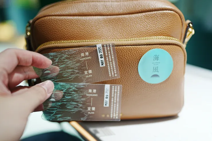 把海風號乘車貼紙，貼在隨身包上