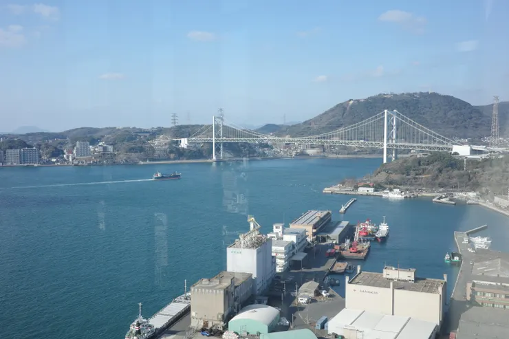 在展望台眺望門司港
