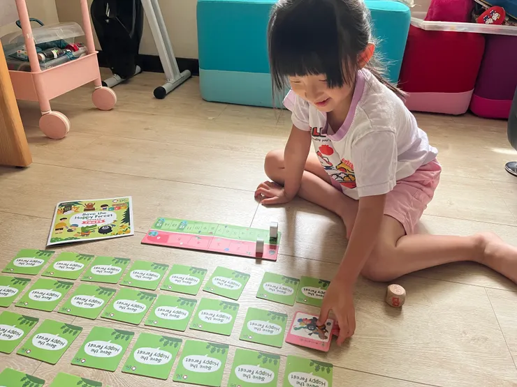 22張永續行動卡和10張不好行動卡,很容易翻到不好的,讓小怪獸前進