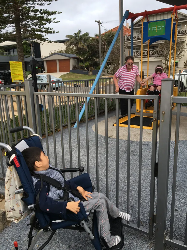 這位爸爸開了40分鐘車程帶女兒來海邊玩，因為女兒愛吹海風。