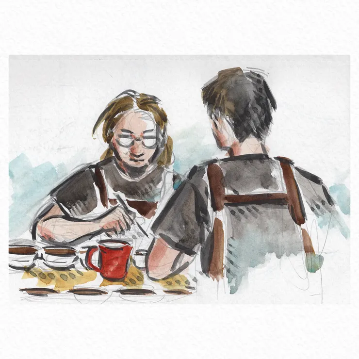 咖啡杯測過程中，兩人一組的評審在桌子兩側進行撈渣。