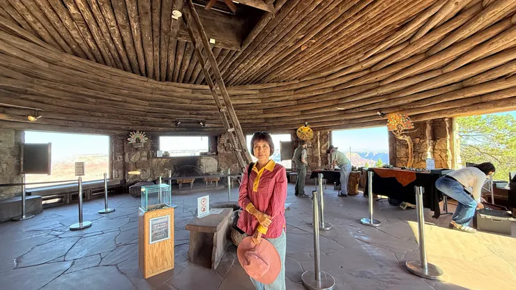 內部可見木質橫梁屋頂結構