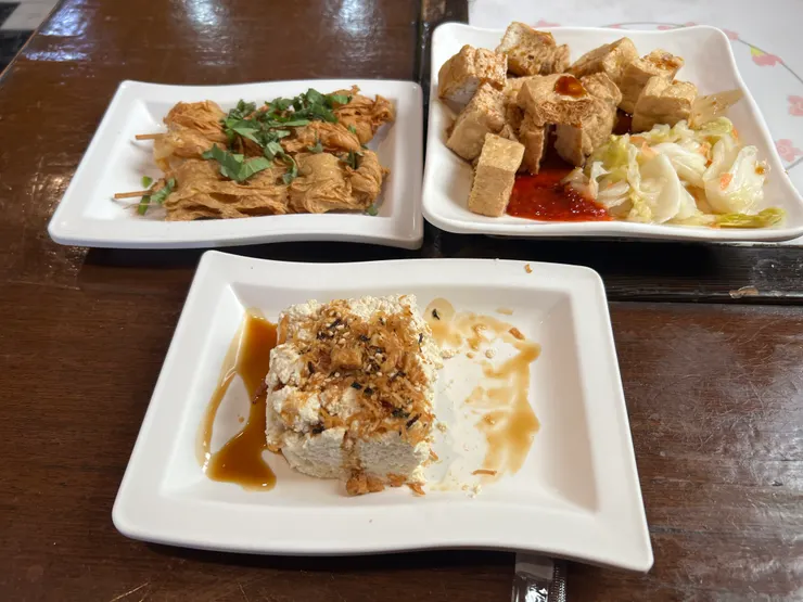 這張照片裡的涼拌臭豆腐已經被我吃掉一半了