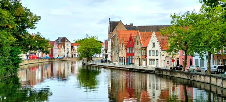 【河畔華屋已娉婷猶向水光借婀娜 獵艷的鏡頭只恨風波善變難捉摸】