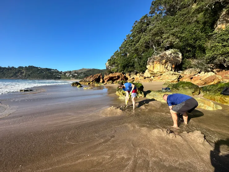 越挖越起勁把東西都放旁邊奮力地挖，我奮力的耍廢