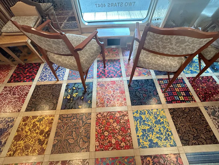 第二節車廂內的地板花紋，是不是超級華麗