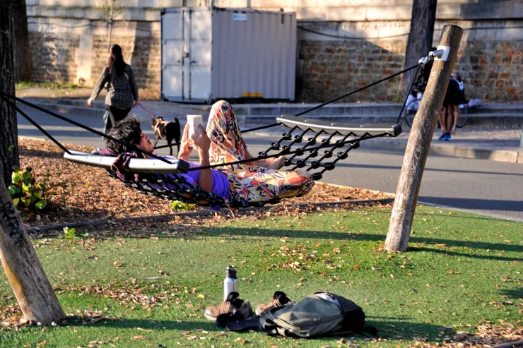 【塞納河觀光船往復岸邊遊人消閑】