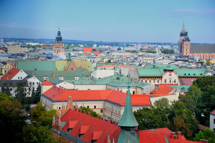 【從瓦維爾城堡（Wawel Castle）俯瞰克拉科夫舊城區，右側尖塔為聖母聖殿，左高塔為舊市政廳鐘樓。】