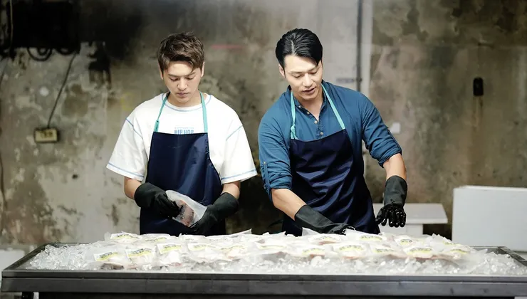 家倫、阿緯、明珠、阿峰等人賣虱目魚的菜市場攤位