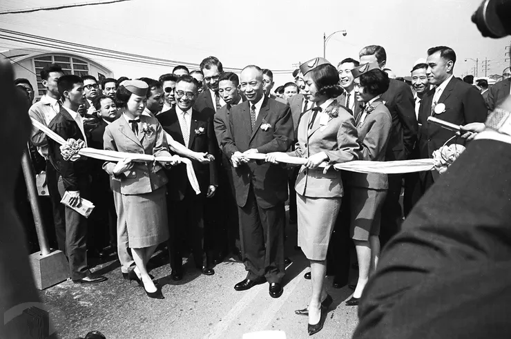 圖3 麥克阿瑟公路通車典禮剪綵 案名:1964農復會照片 檔號:0053/0011/1 來源機關:行政院新聞局 管有機關:國家發展委員會檔案管理局