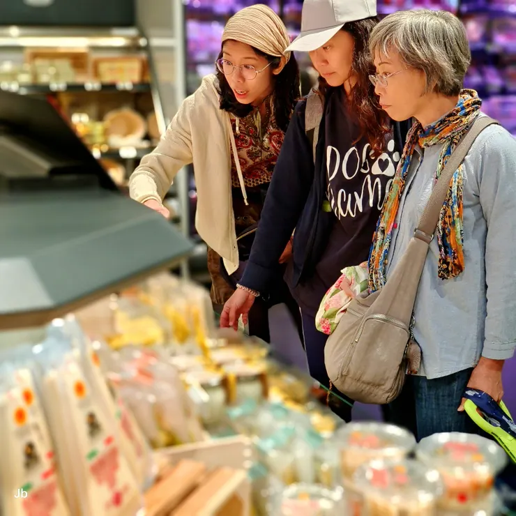 【參觀完修道院，返住處途中的歡樂時光，到Grand Frais超市採購。】