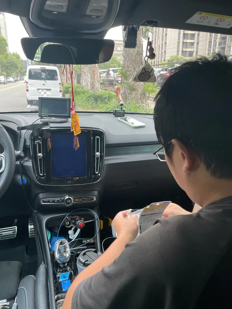 這位大哥只要跟他聊天之後,車上就會有微微的不同!